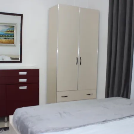 Deni's Family In New Blvd טיראנה